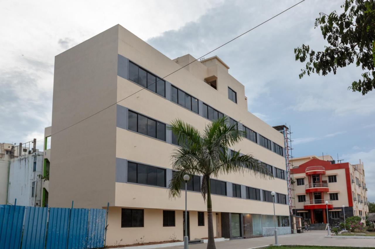 Oyo 22105 Hotel Half Moon Inn شيناي المظهر الخارجي الصورة